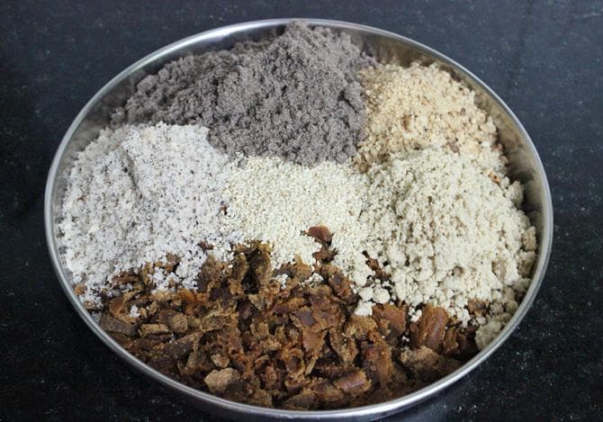 Nagli/Ragi Laddu Recipe