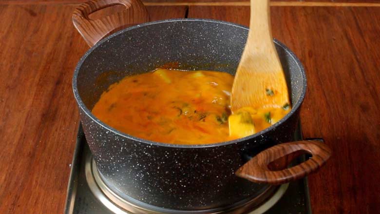 Konkani Style Karate Batate Puddi Sagle Recipe - Bitter Gourd & Potato Curry