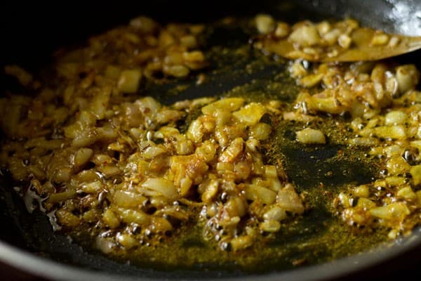 Gujarati Lasaniya Batata Recipe - Garlic Potato Curry